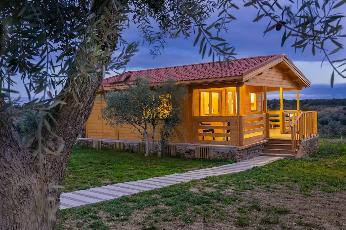 Lille – 2-Bedroom Cabin Covered Porch & Deck