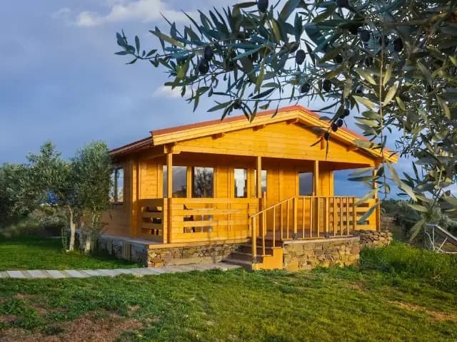 Lille 2-Bedroom Cabin Exterior with Porch